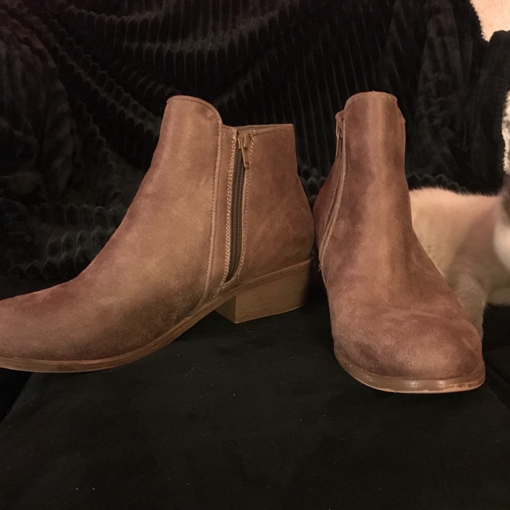 CUTE TAN BOOTIES